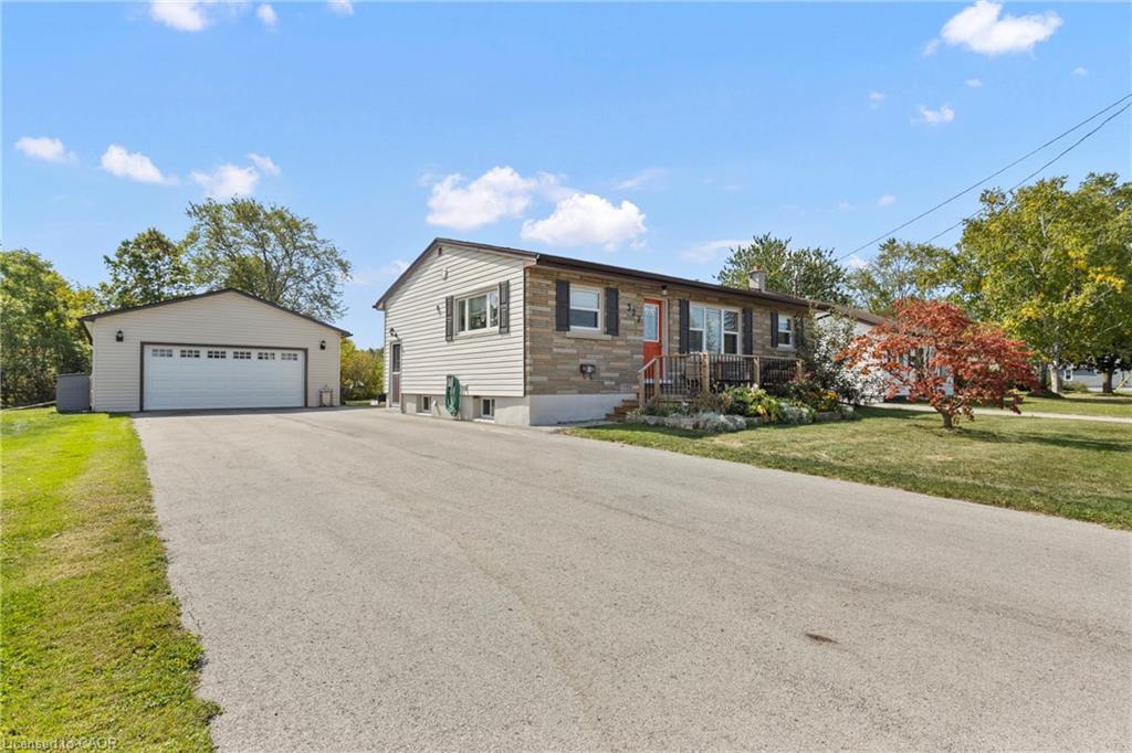 327 St George St, Welland, ON L3C 5P6