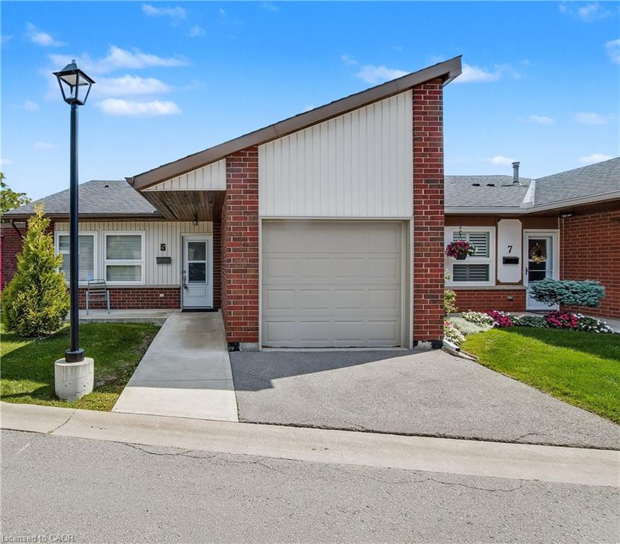 5 Archdeacon Clark Trl, Hamilton, ON L9B 2M2