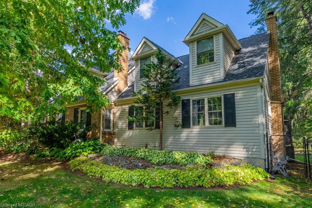 27 Lovers Ln, Hamilton, ON L9G 1K8