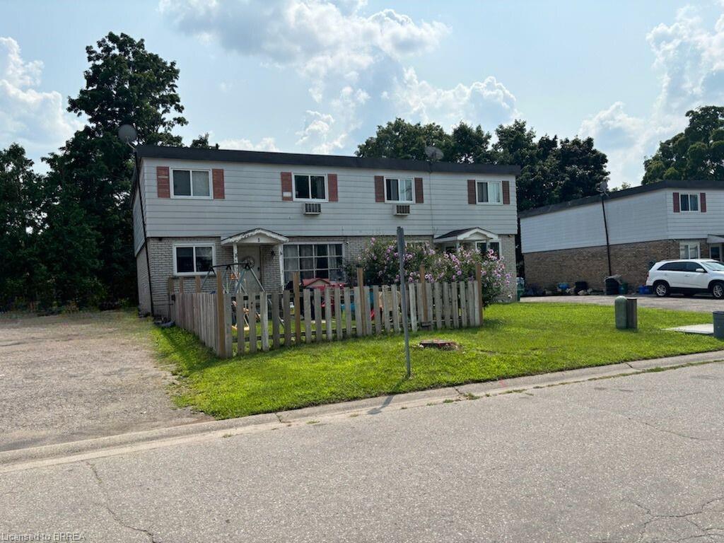 15 Brenda Ct, Brantford, ON N3R 2L8