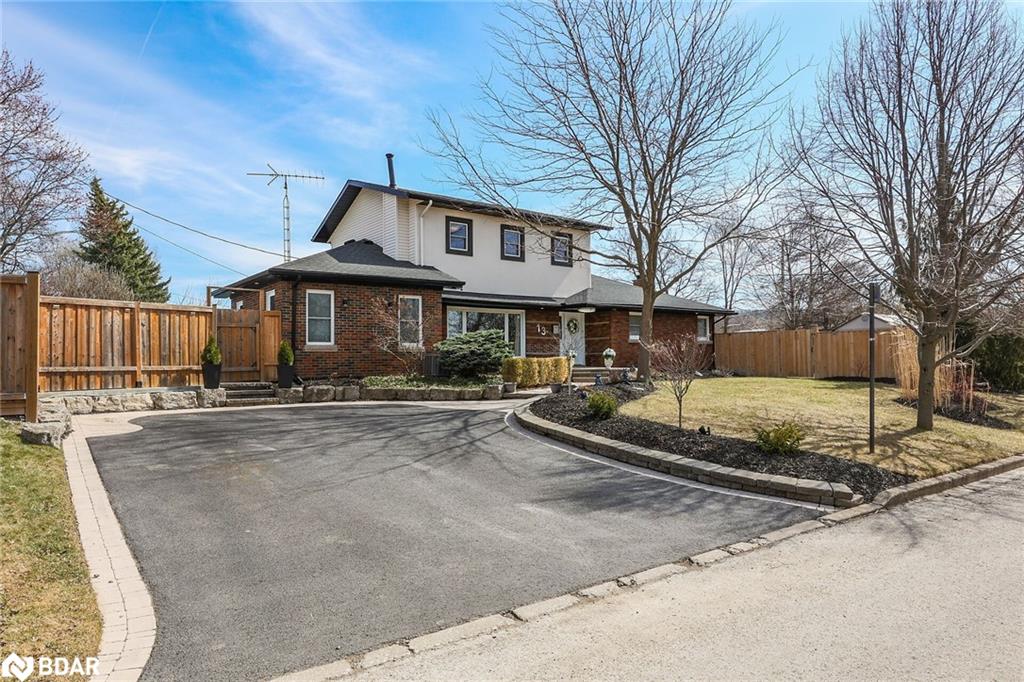 13 Marsdale Dr, St. Catharines, ON L2T 2J4