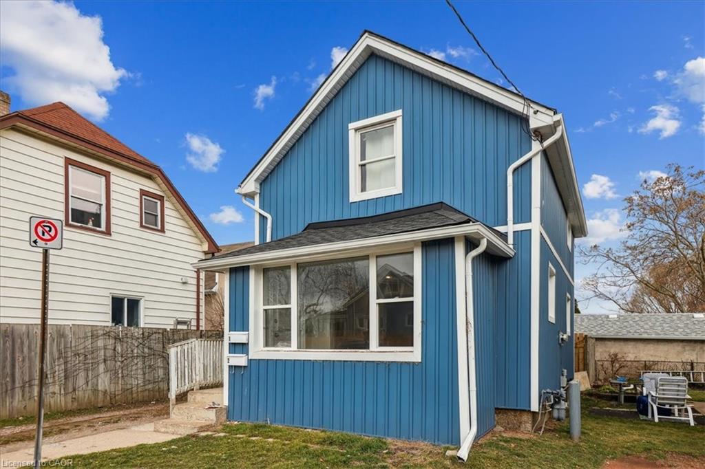 19 Seneca St, St. Catharines, ON L2R 2V1