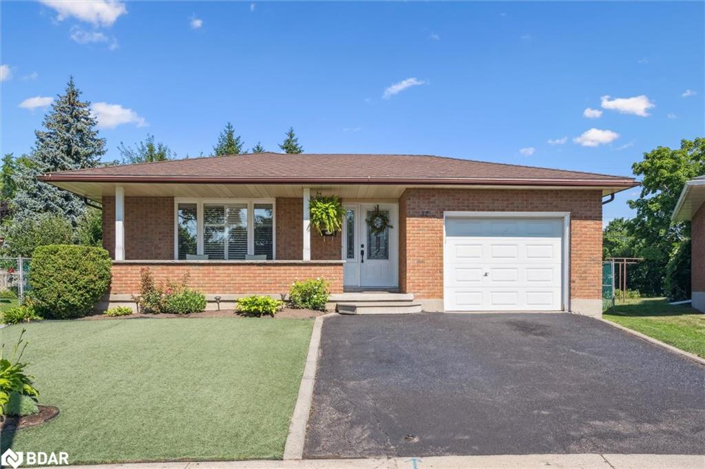 32 Warwick Ct, Kitchener, ON N2E 2P1