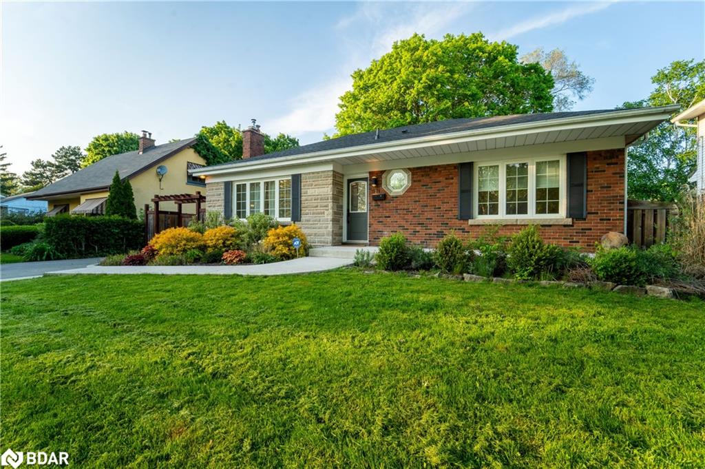1071 Joan Dr, Burlington, ON L7T 3H3