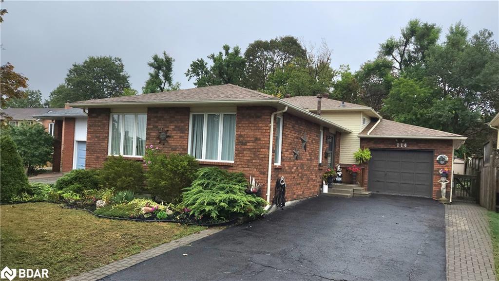 114 Chieftain Cres, Barrie, ON L4N 6J3