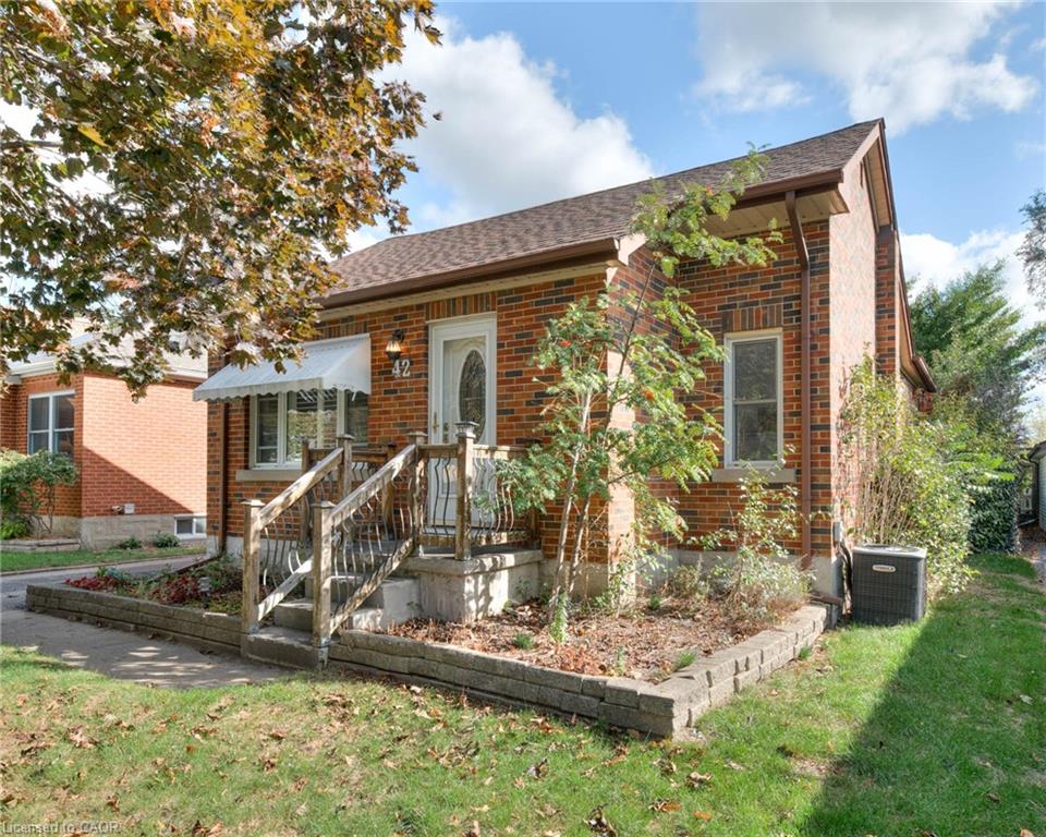42 Boehmer St, Kitchener, ON N2H 4N3