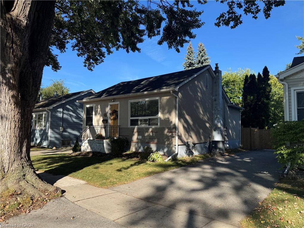 28 Longfellow Ave, St. Catharines, ON L2R 6N5