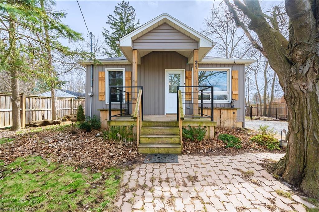 21 Renfrew St E, Caledonia, ON N3W 1E8