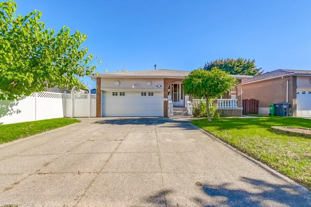 430 Louis Dr, Mississauga, ON L5B 2J4