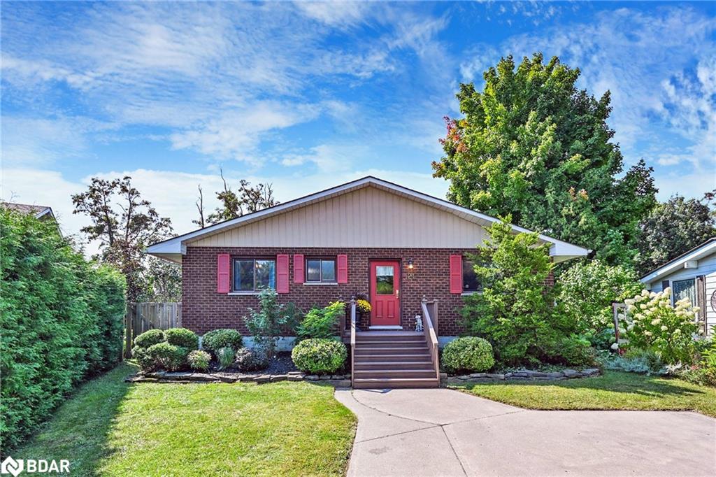 121 Queen St, Fenelon Falls, ON K0M 1N0