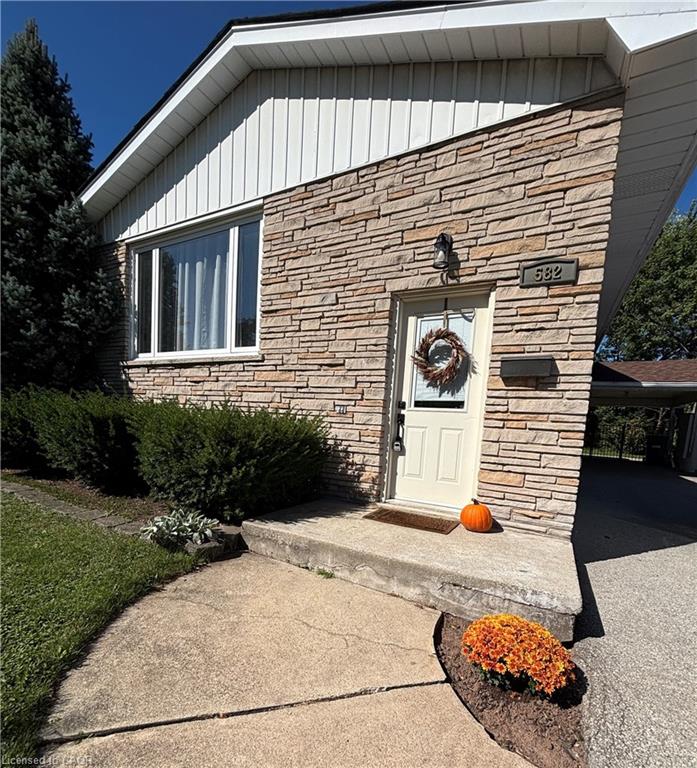 582 Chamberlain Rd, Burlington, ON L7L 2V5