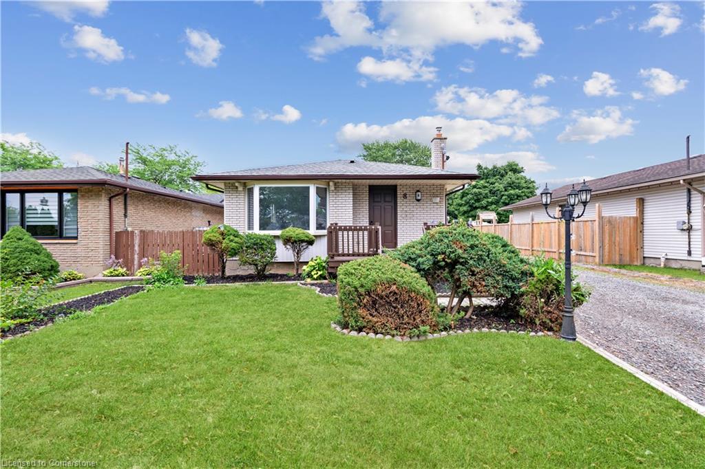 8 Huntley Cres, St. Catharines, ON L2M 6E6