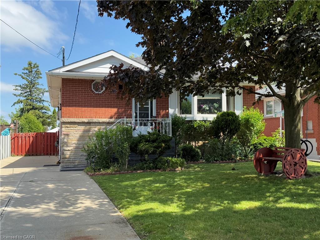 15 Jellicoe Ct, Hamilton, ON L9A 4T1