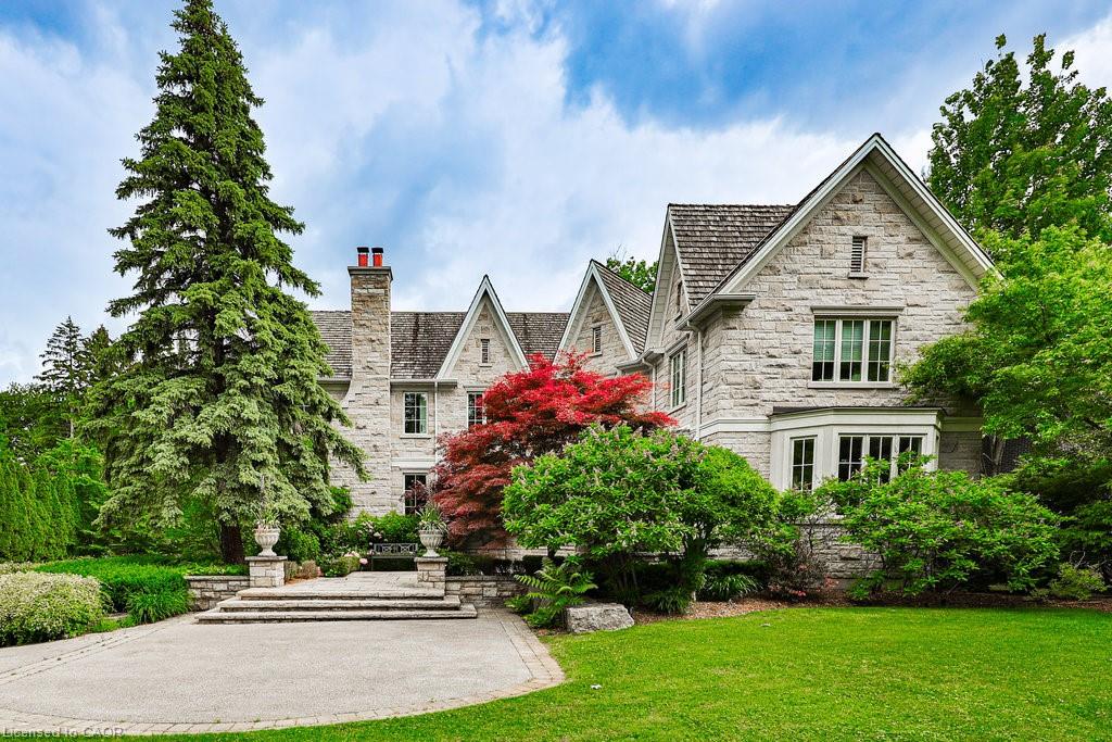 1257 Tecumseh Park Dr, Mississauga, ON L5H 2W5