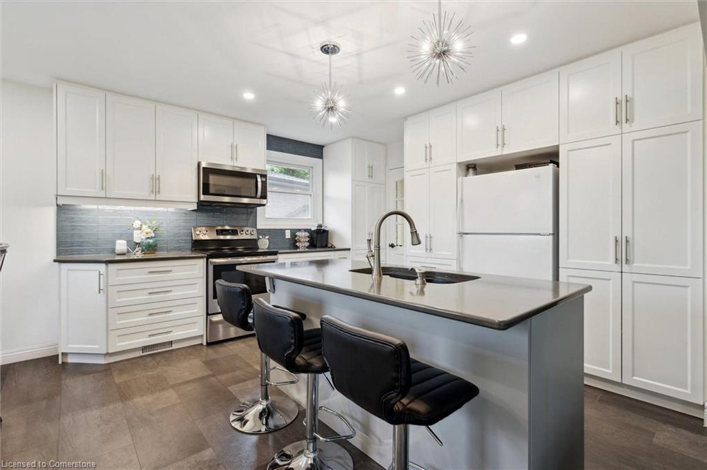 10 Villa Ct, Hamilton, ON L8W 1M2