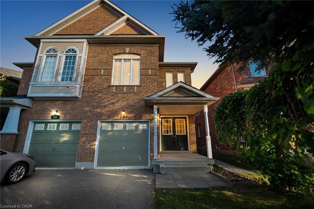 580 Courtney Valley Rd, Mississauga, ON L5V 0C2