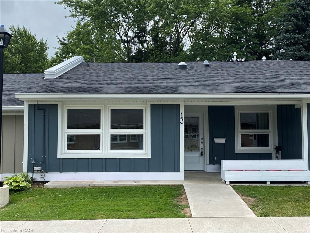 13 Szollosy Cir, Hamilton, ON L9B 1T8