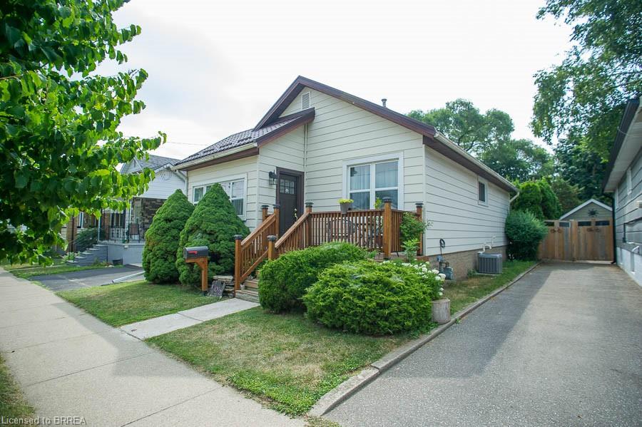 102 Walnut St, Brantford, ON N3T 1H4