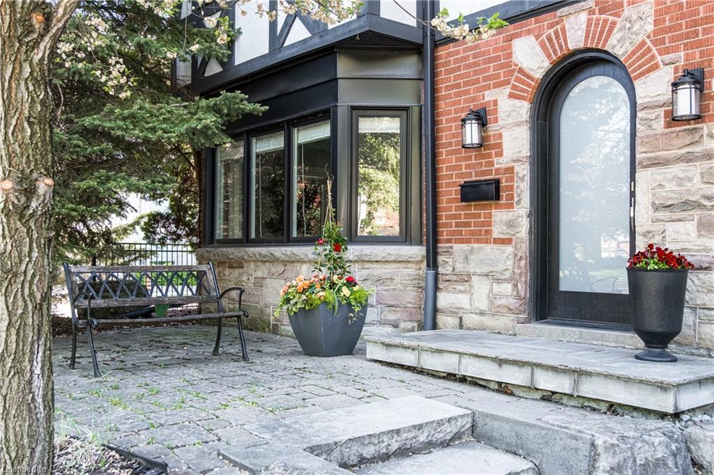 3 Oakwood Pl, Hamilton, ON L8S 4C9