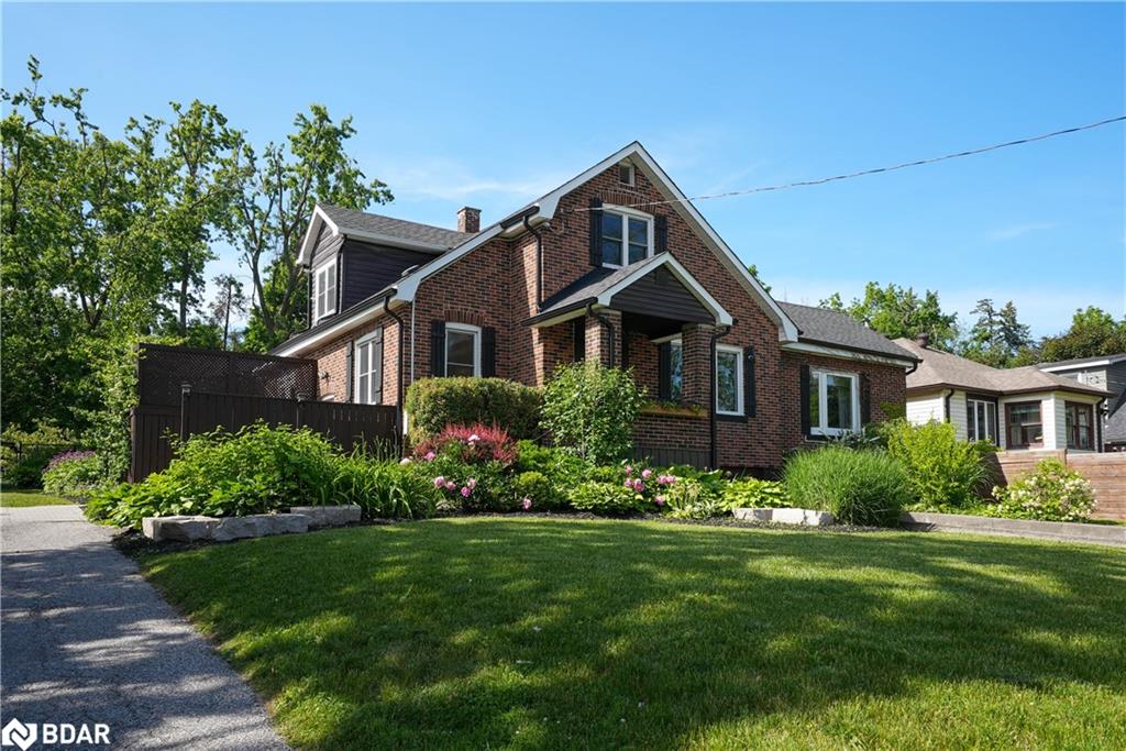 36 Dalton St, Barrie, ON L4N 1M3