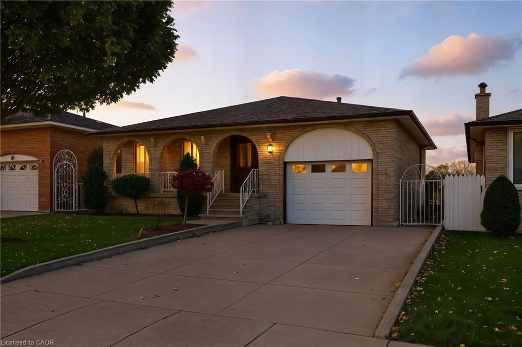 16 Tara Ct, Hamilton, ON L8K 6E6