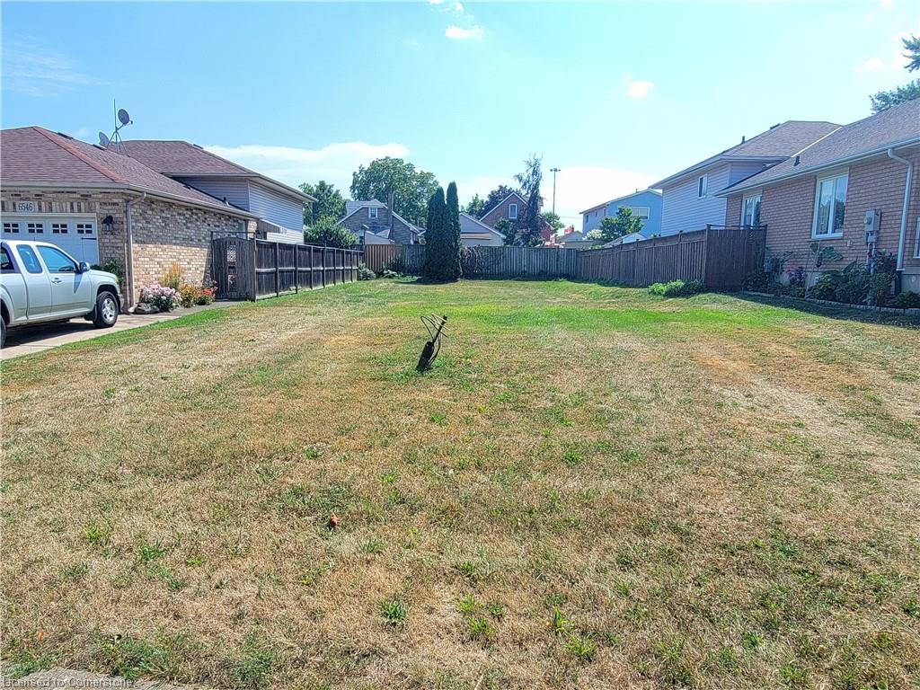 6554 Harper Dr, Niagara Falls, ON L2E 7K6