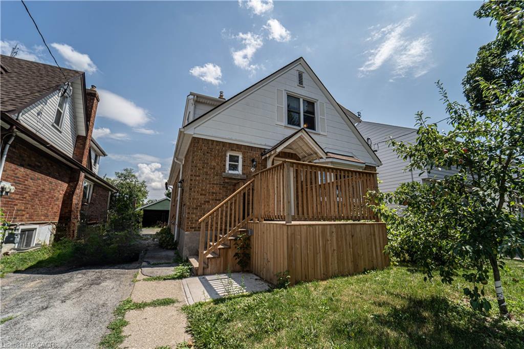 8 Bruce St, St. Catharines, ON L2R 5S6