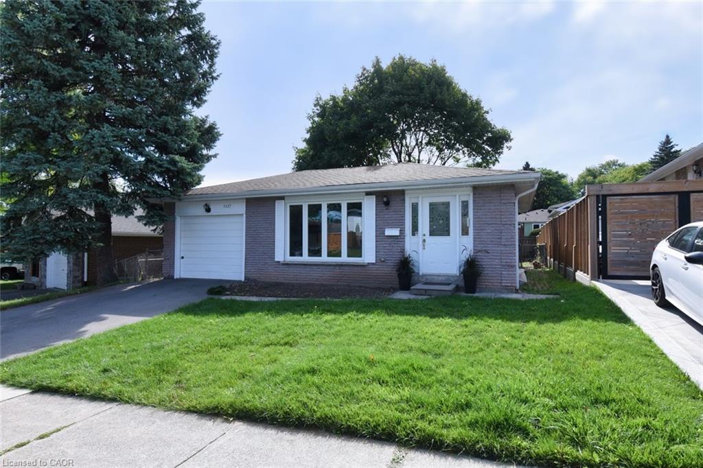 1327 Janina Blvd, Burlington, ON L7P 1K5