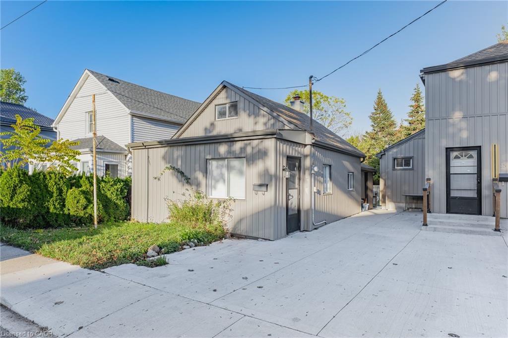 15 Grantham Ave, Cambridge, ON N1R 4V3