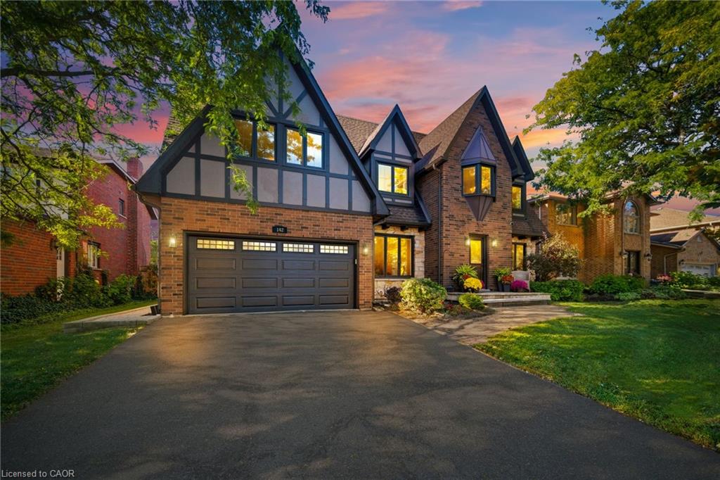 142 Meadowbrook Dr, Hamilton, ON L9G 4S8
