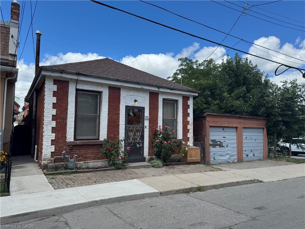215 Ray St N, Hamilton, ON L8R 2Y3