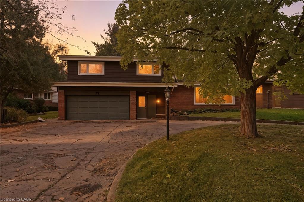 177 Little John Rd, Hamilton, ON L9H 4H2