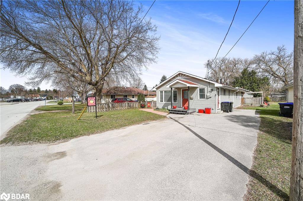 107 Sydenham St, Essa, ON L0M 1B0