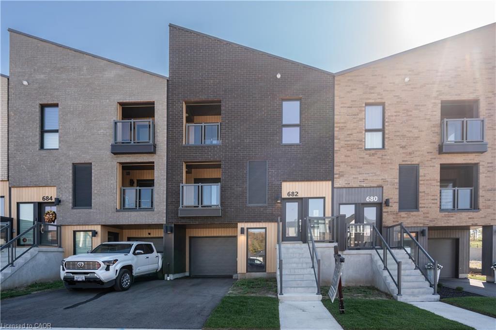 682 Benninger Dr, Kitchener, ON N2E 0J4