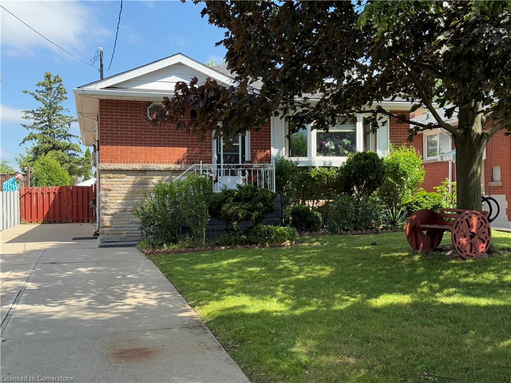 15 Jellicoe Ct, Hamilton, ON L9A 4T1