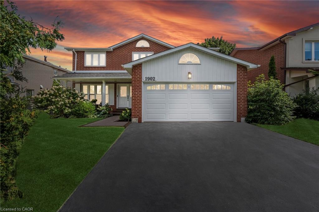 1902 Beechknoll Ave, Mississauga, ON L4W 2G3