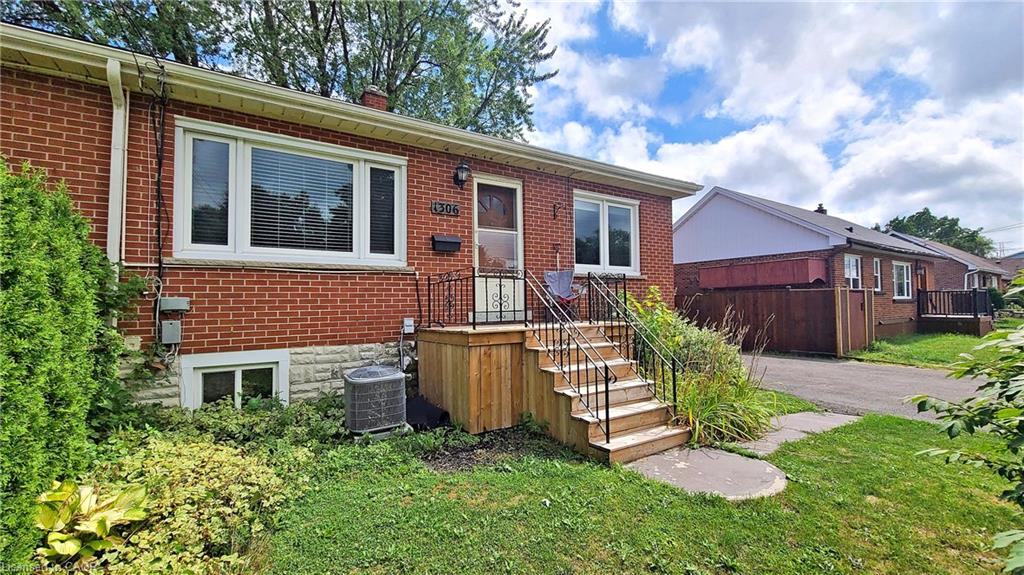1306 Leighland Rd, Burlington, ON L7R 3S5