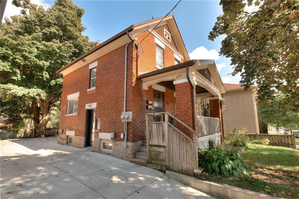 50 Walnut St, Kitchener, ON N2G 1P6