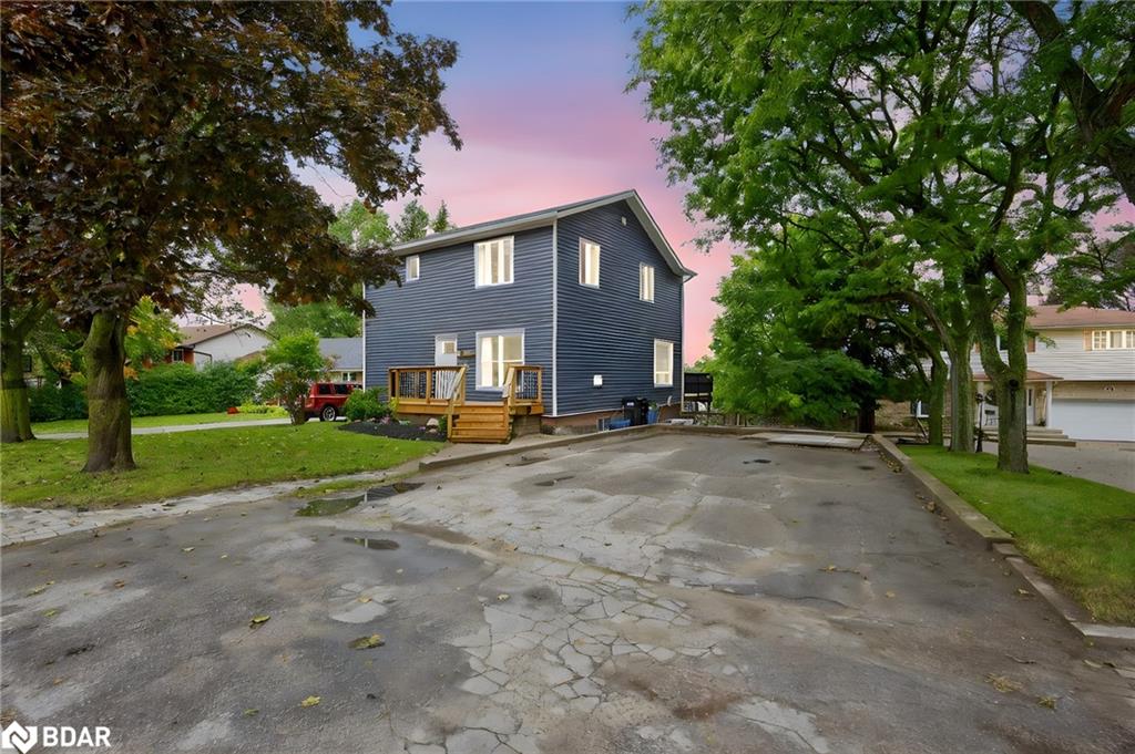 18 Murray St, Barrie, ON L4N 2X2