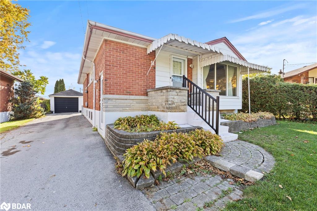 11 Helga Ct, Hamilton, ON L8V 3K1