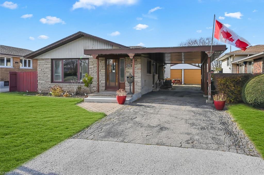 135 Nash Rd N, Hamilton, ON L8H 2P7