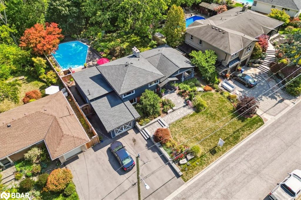 18 Brentwood Dr, Hamilton, ON L9H 3N3