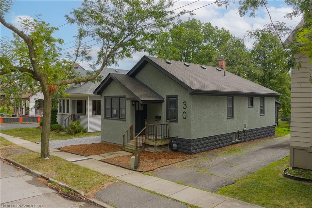 30 Eastchester Ave, St. Catharines, ON L2P 2V6