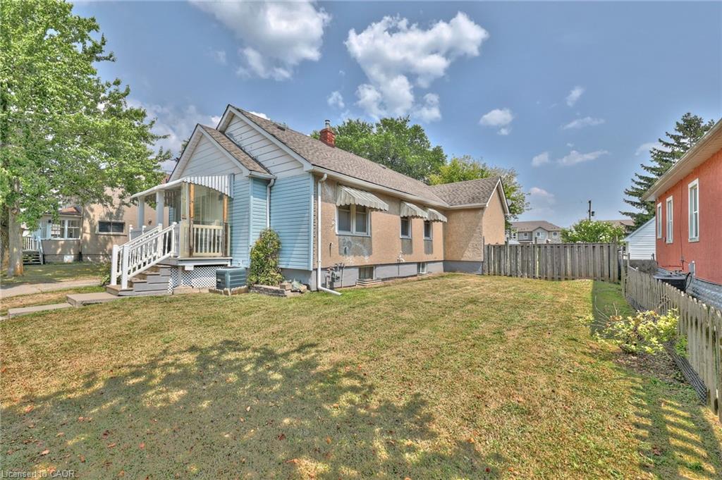 17 Clifford Ave, Welland, ON L3C 2C6