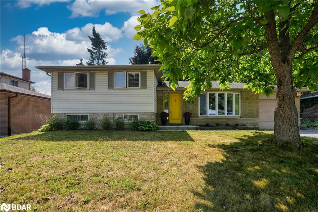 9 Meadowland Ave, Barrie, ON L4N 2Y3
