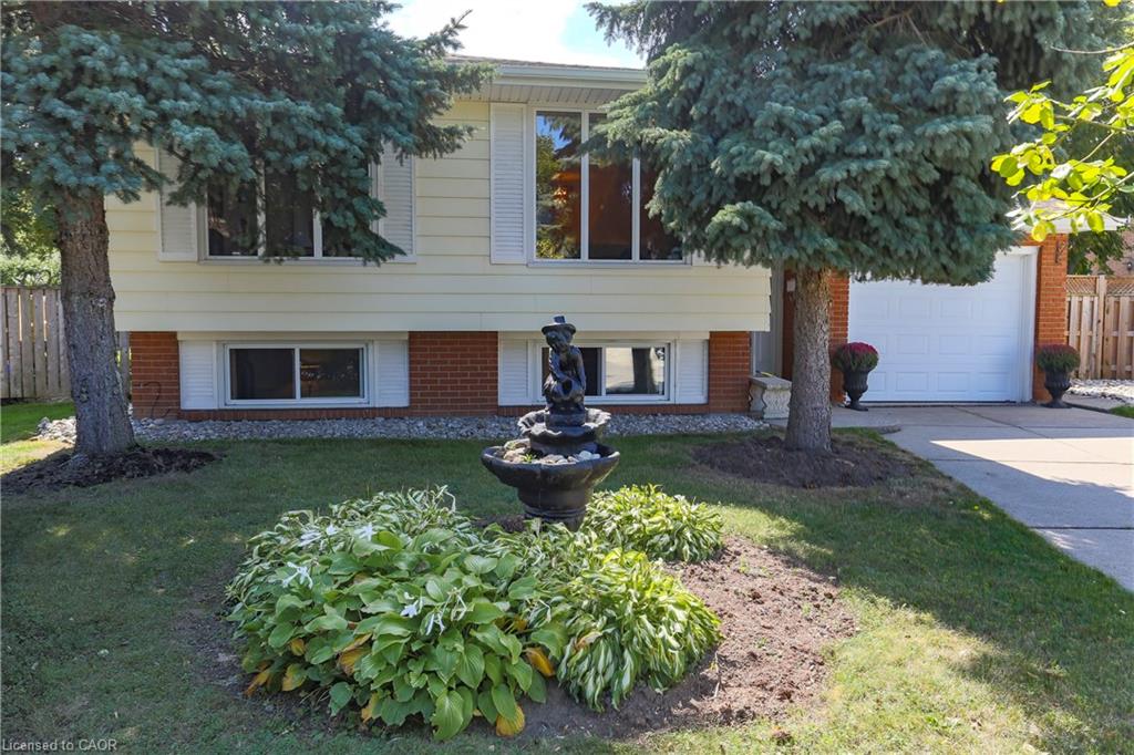 15 Lantana Ct, Hamilton, ON L9C 4T5