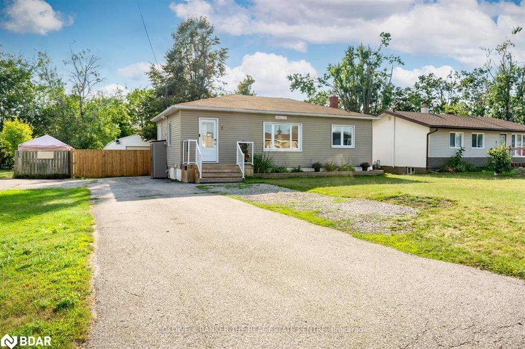 7 Leach St, Orillia, ON L3V 5N6