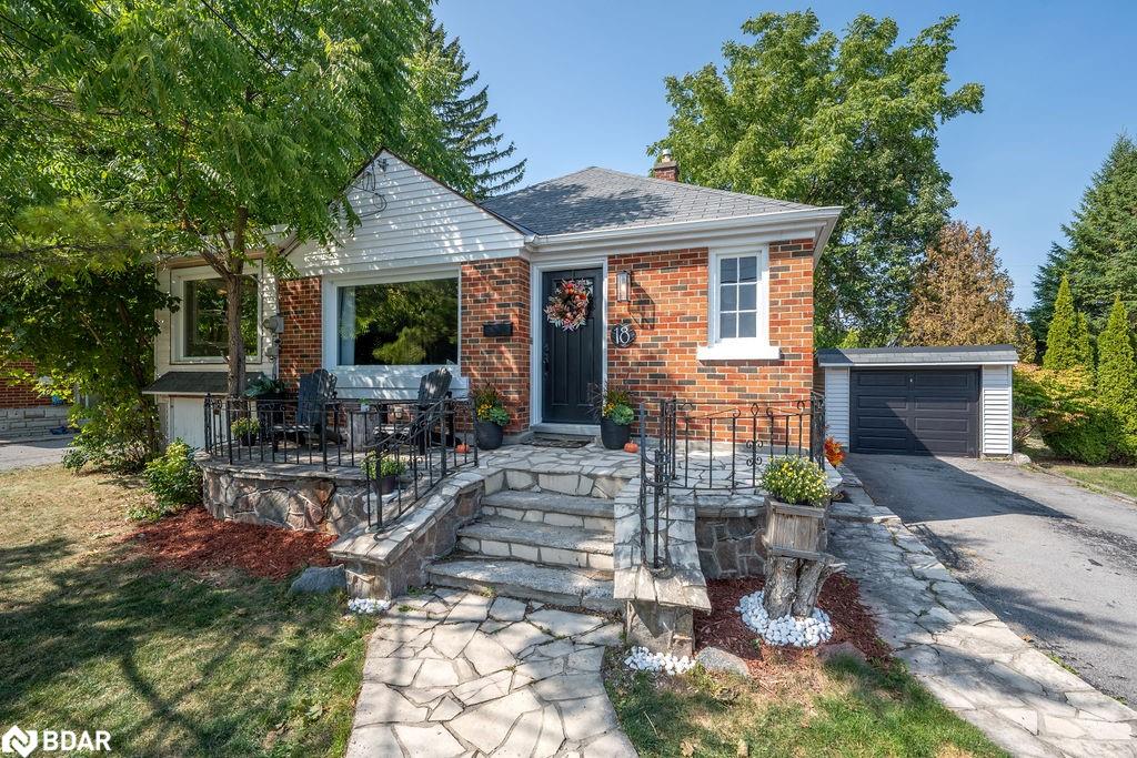 18 Reynolds Cres, Belleville, ON K8P 2W7