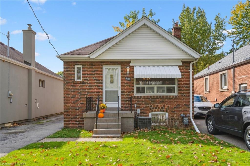 202 Alderbrae Ave, Toronto, ON M8W 4K5