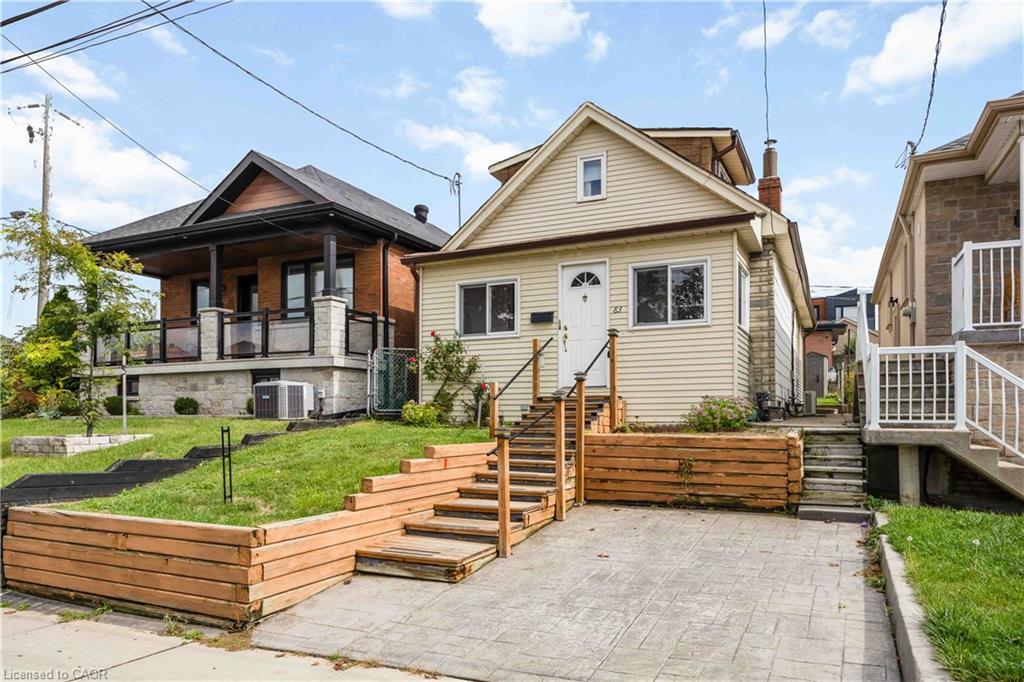 83 Kane Ave, Toronto, ON M6M 3M8